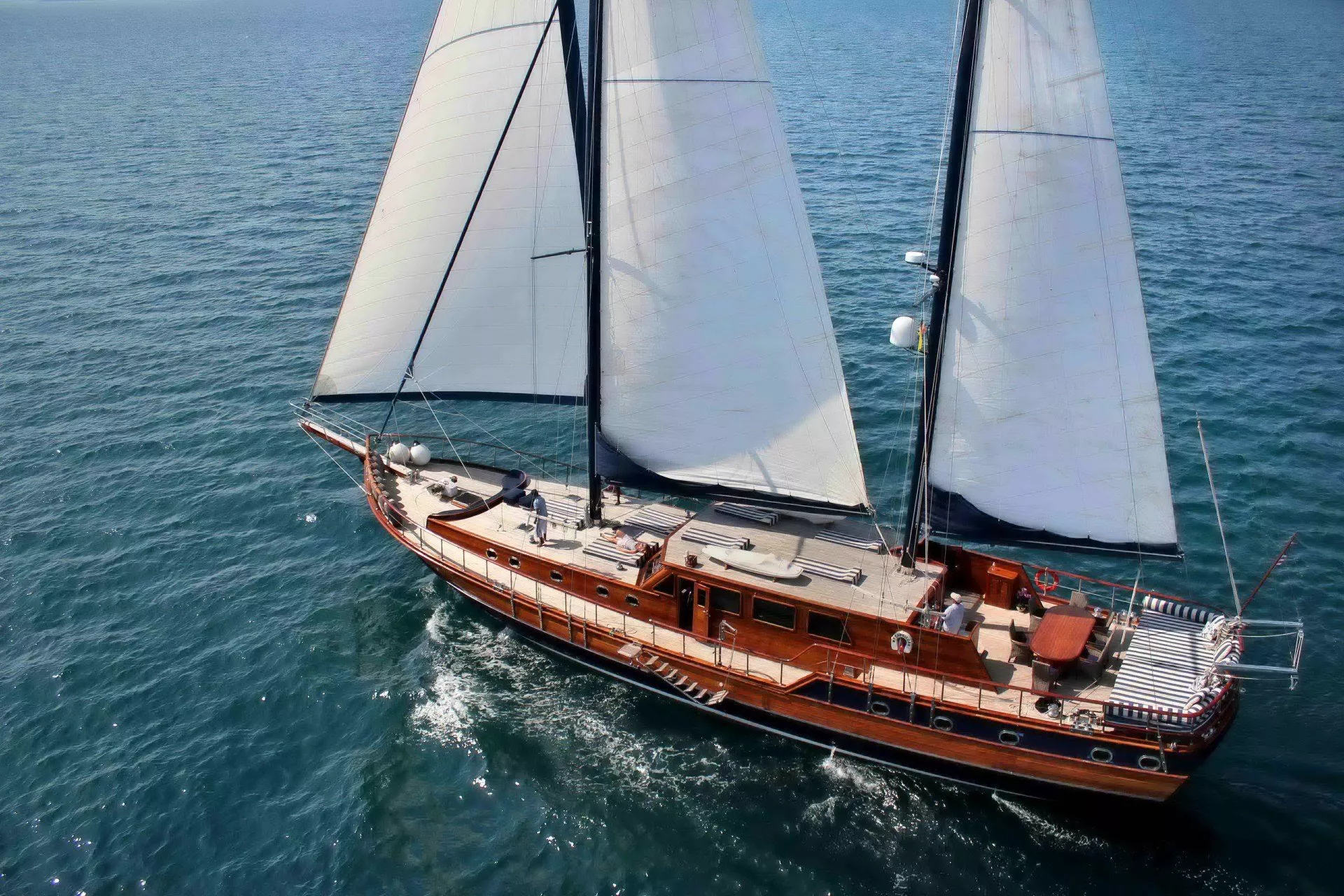 https://dev-api.arconyachts.com/storage/media/30670/conversions/140_2579977463-optimize.webp