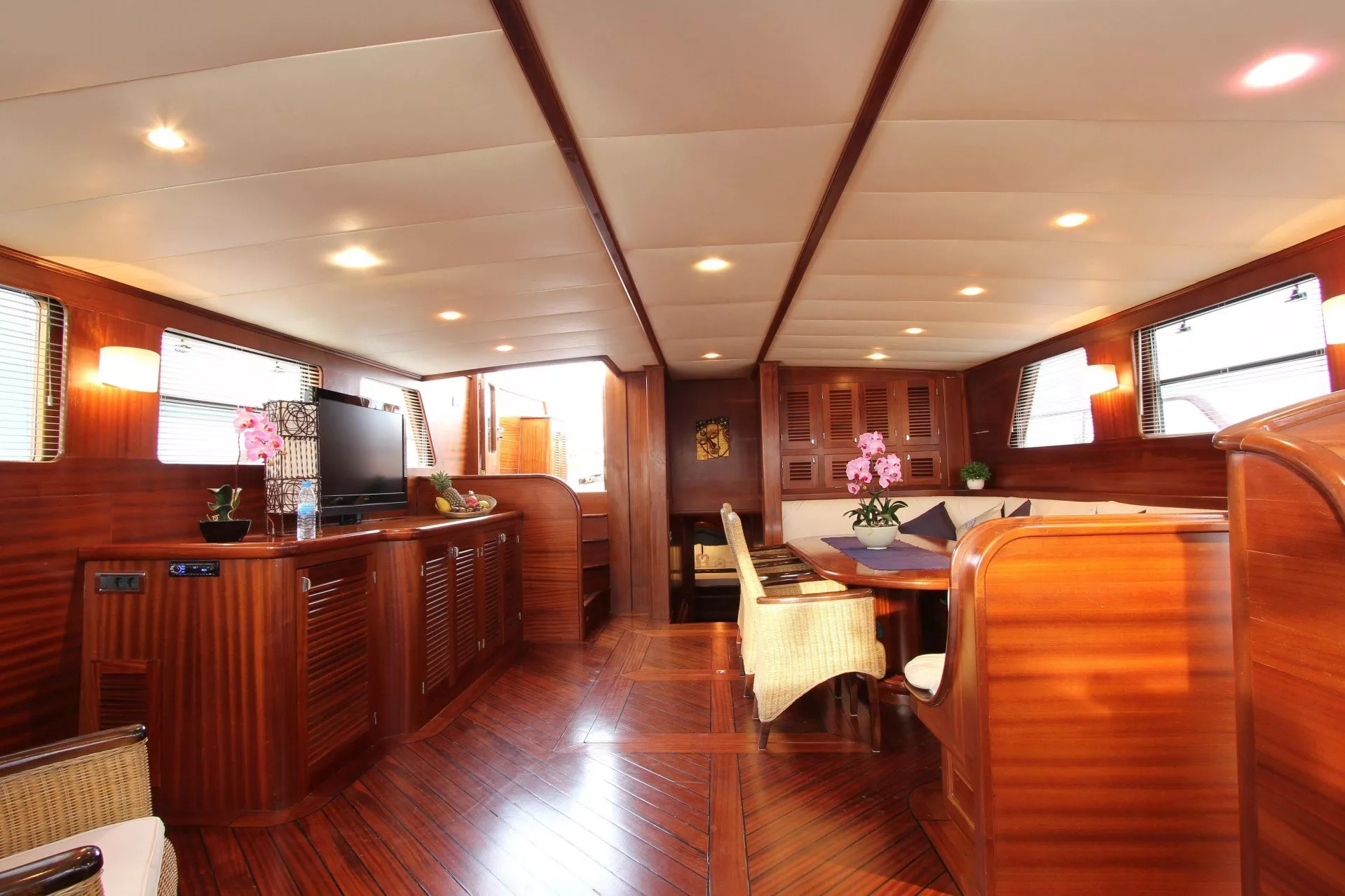 https://dev-api.arconyachts.com/storage/media/30675/conversions/140_2024793673-optimize.webp