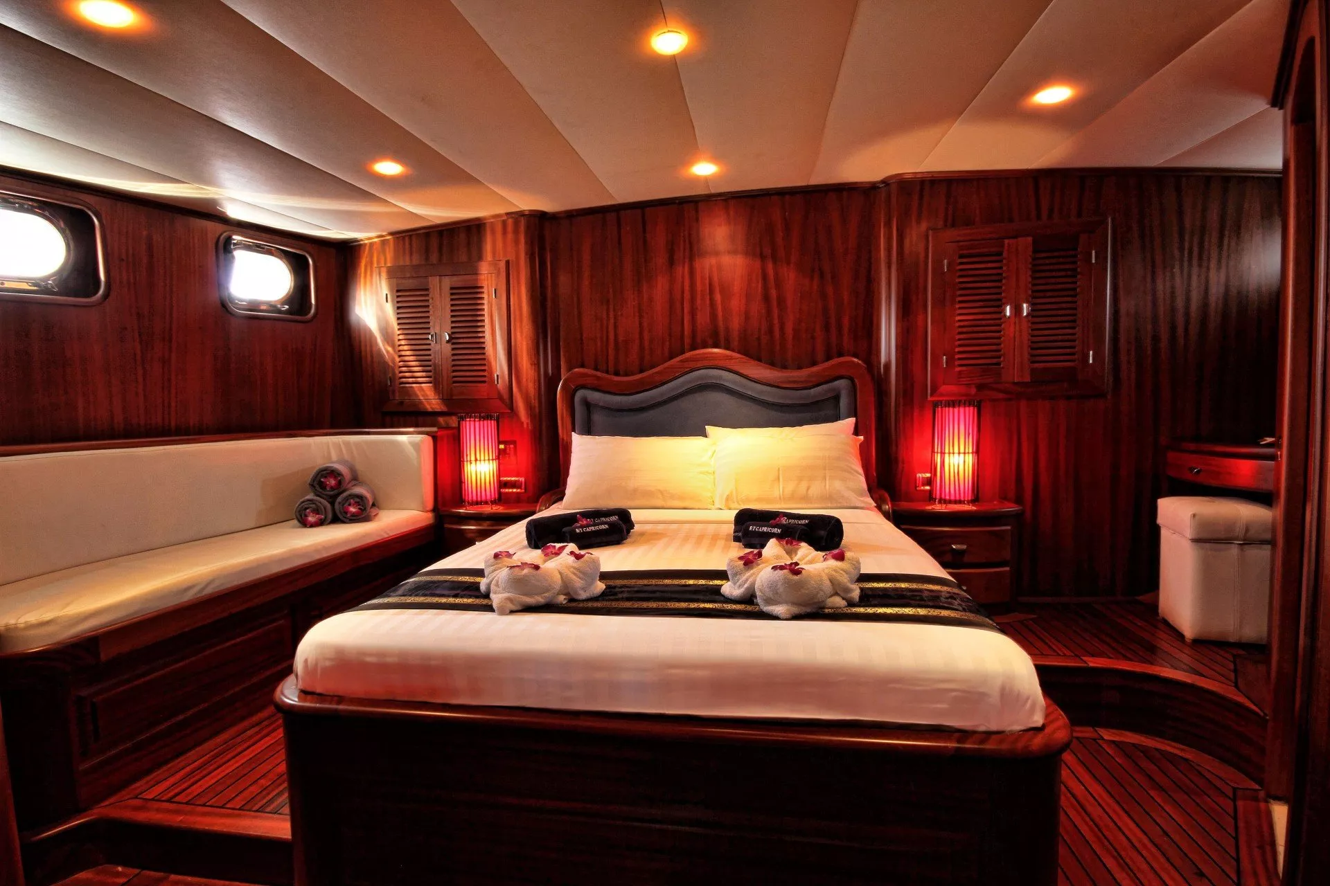 https://dev-api.arconyachts.com/storage/media/30676/conversions/140_6274436564-optimize.webp