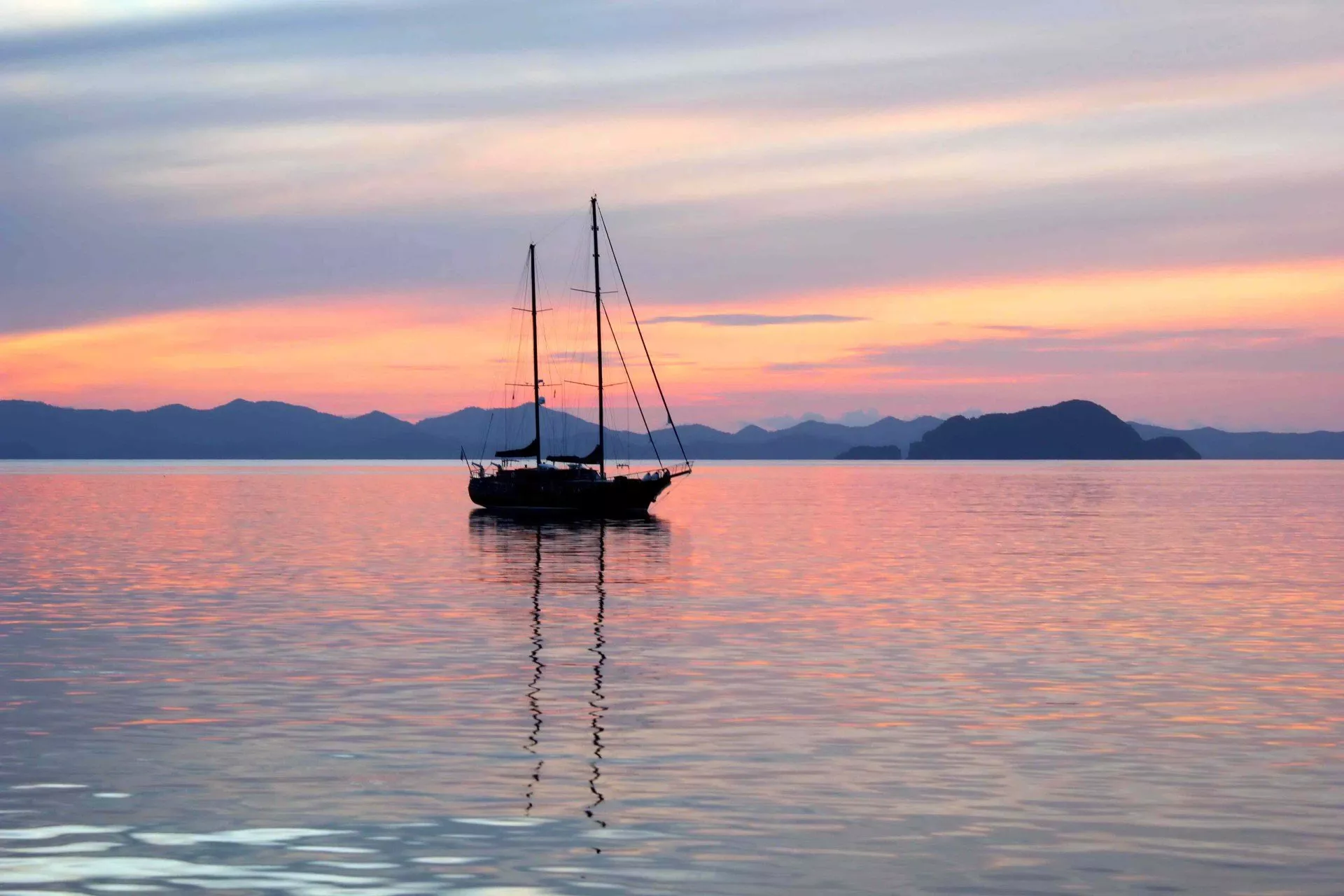 https://dev-api.arconyachts.com/storage/media/30679/conversions/140_2232118952-optimize.webp