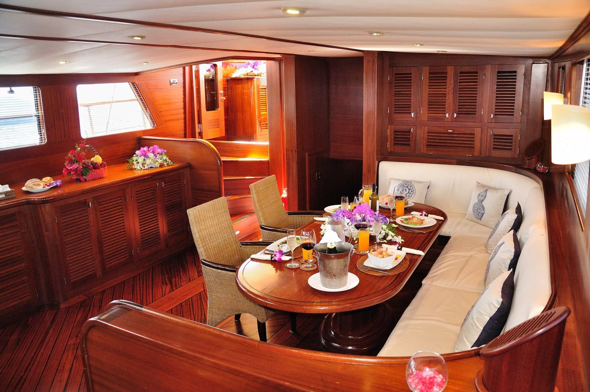 https://dev-api.arconyachts.com/storage/media/30690/conversions/140_5777131895-optimize.webp