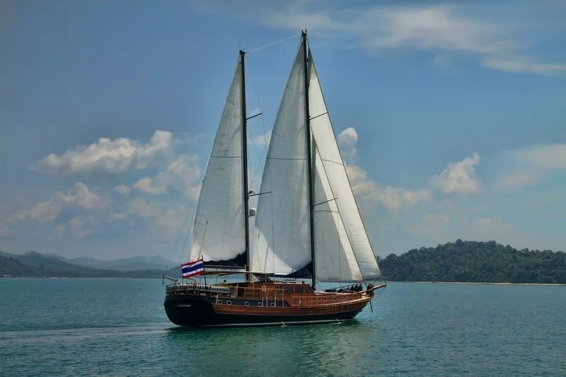 https://dev-api.arconyachts.com/storage/media/30701/conversions/140_8781341519-optimize.webp