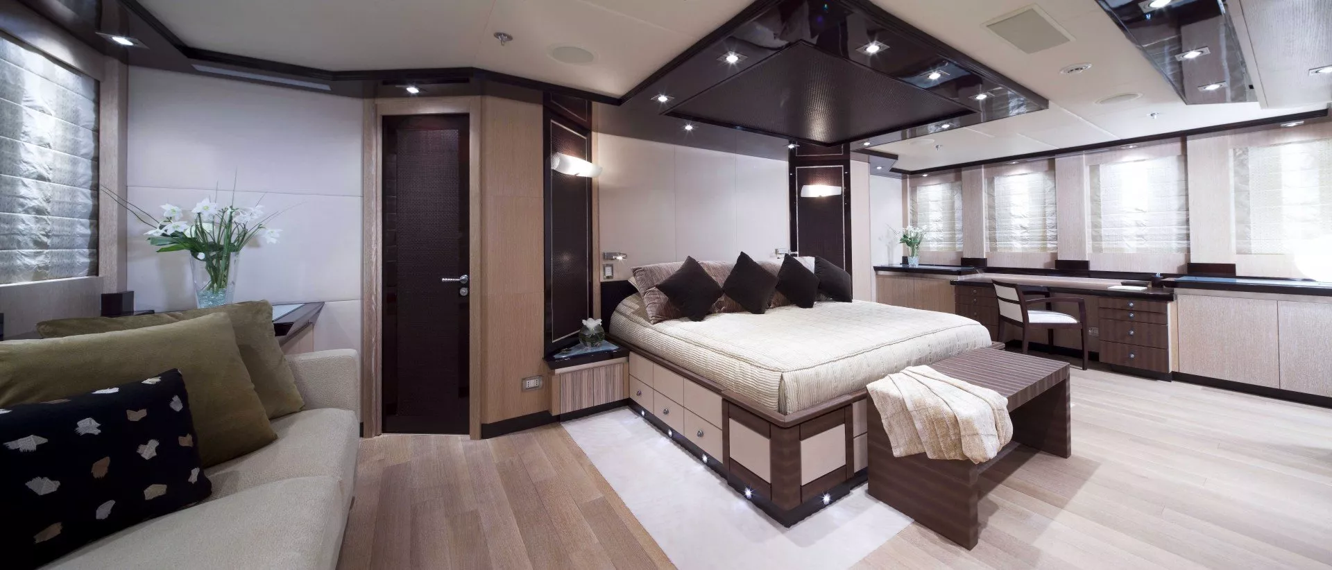 https://dev-api.arconyachts.com/storage/media/30763/conversions/309_3585672212-optimize.webp