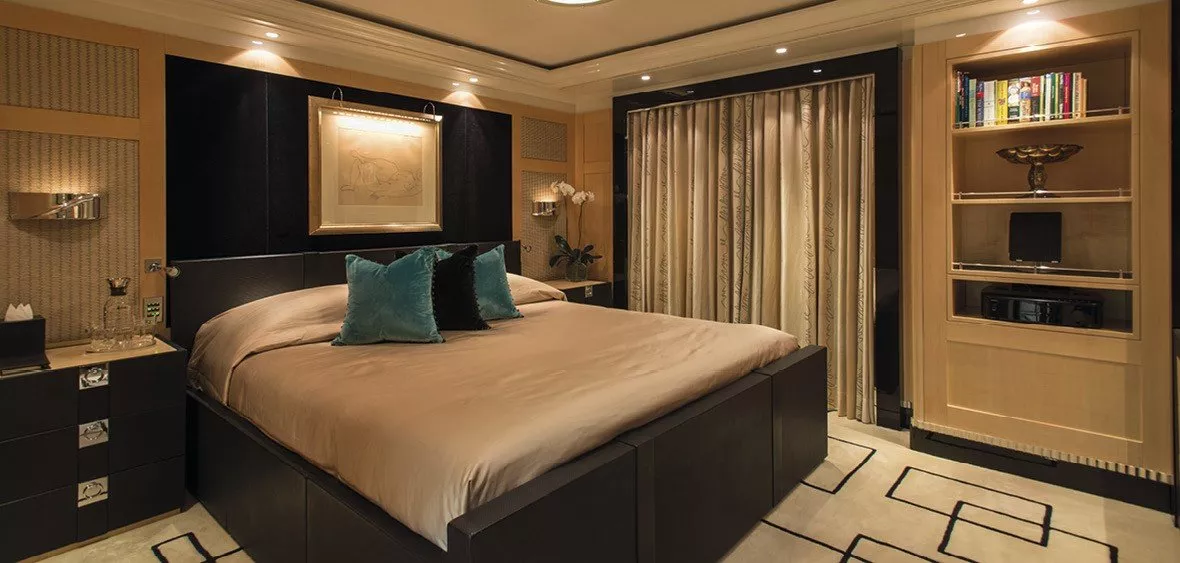 https://dev-api.arconyachts.com/storage/media/30878/conversions/304_3745662036-optimize.webp