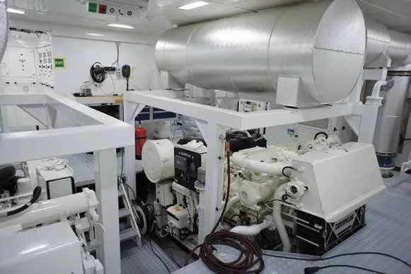 https://dev-api.arconyachts.com/storage/media/30985/conversions/293_2375174967-optimize.webp