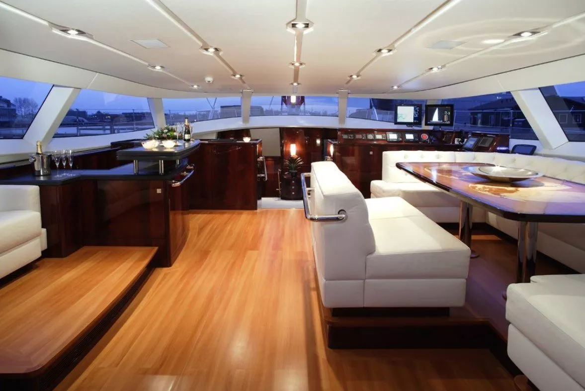 https://dev-api.arconyachts.com/storage/media/30992/conversions/292_6026820752-optimize.webp