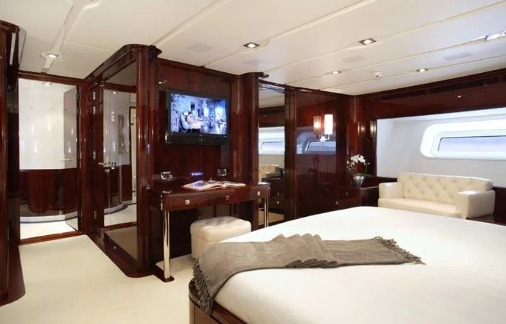 https://dev-api.arconyachts.com/storage/media/30993/conversions/292_8231352656-optimize.webp