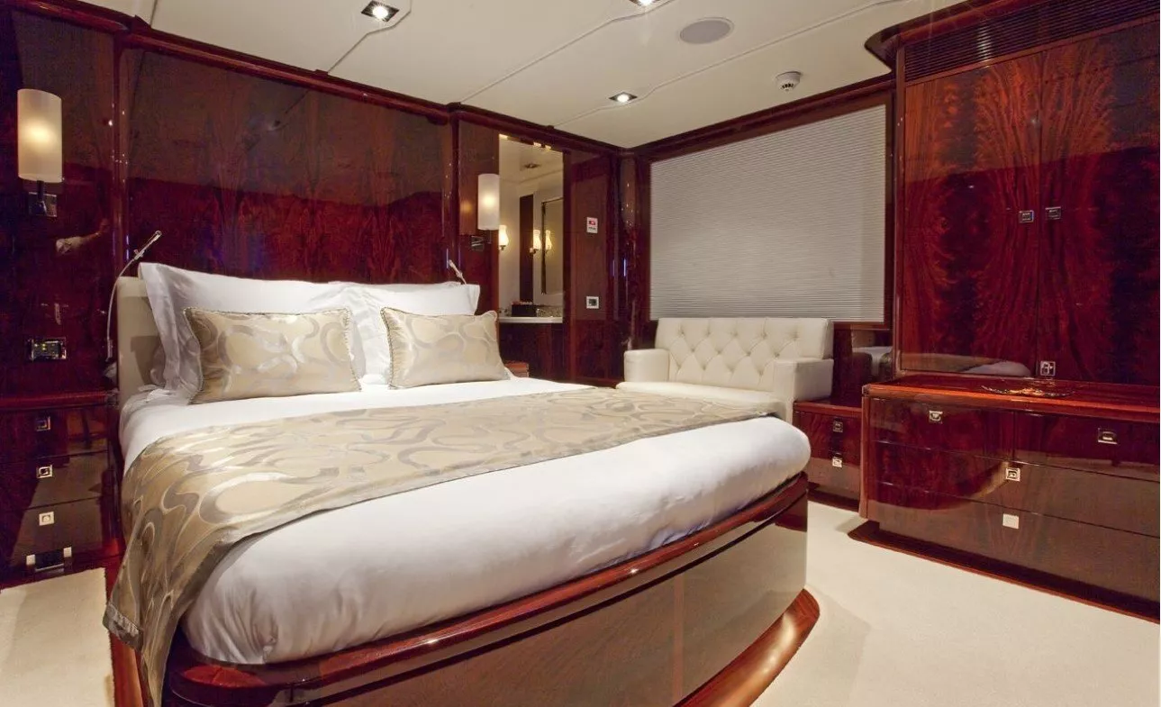 https://dev-api.arconyachts.com/storage/media/30994/conversions/292_6985718858-optimize.webp