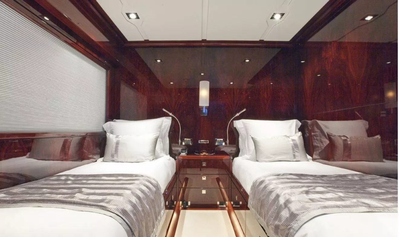 https://dev-api.arconyachts.com/storage/media/30995/conversions/292_6604838197-optimize.webp
