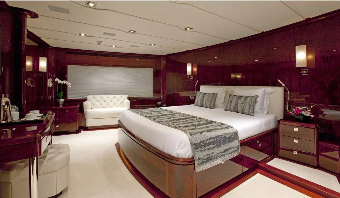 https://dev-api.arconyachts.com/storage/media/31001/conversions/292_6839950438-optimize.webp