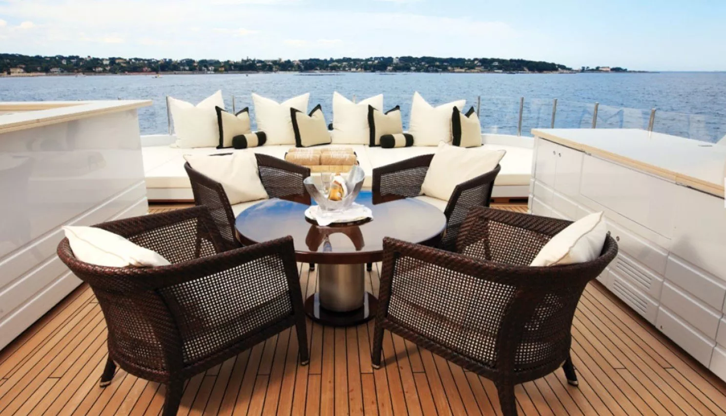 https://dev-api.arconyachts.com/storage/media/31018/conversions/291_0605512963-optimize.webp