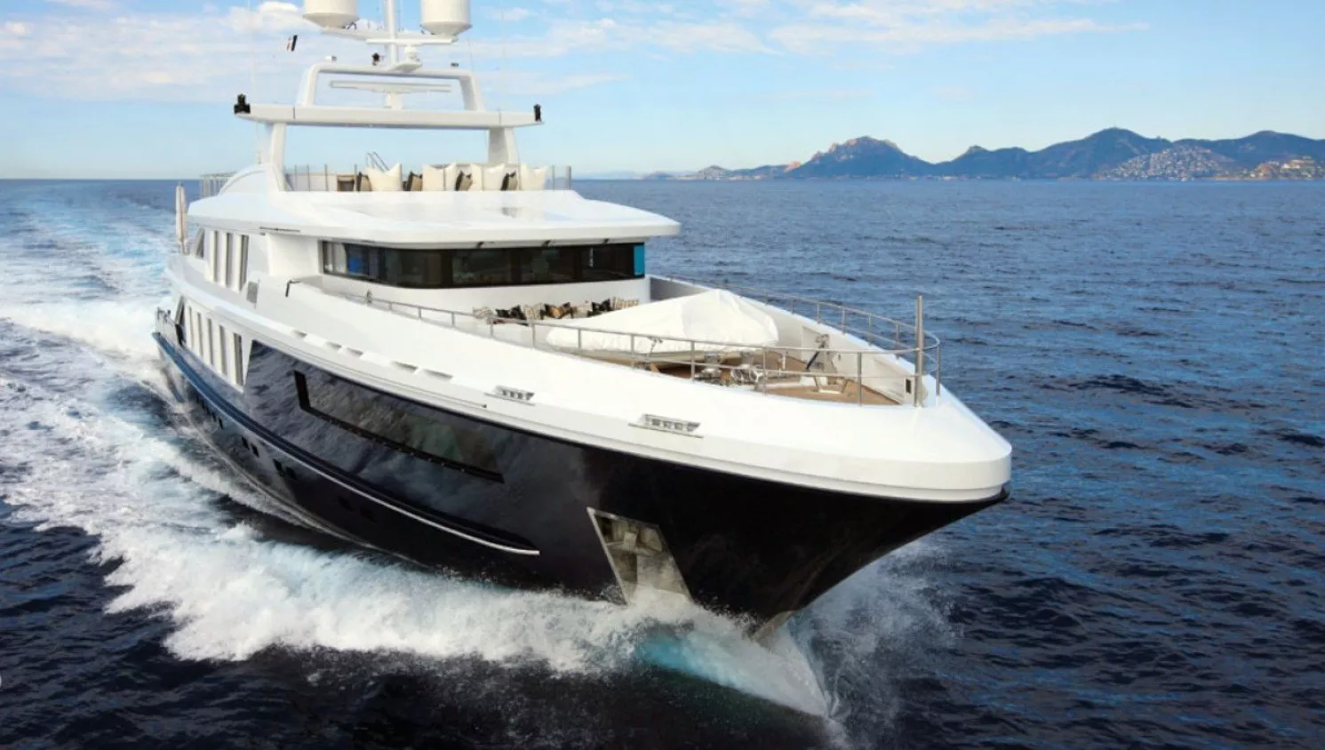https://dev-api.arconyachts.com/storage/media/31020/conversions/291_4402747258-optimize.webp