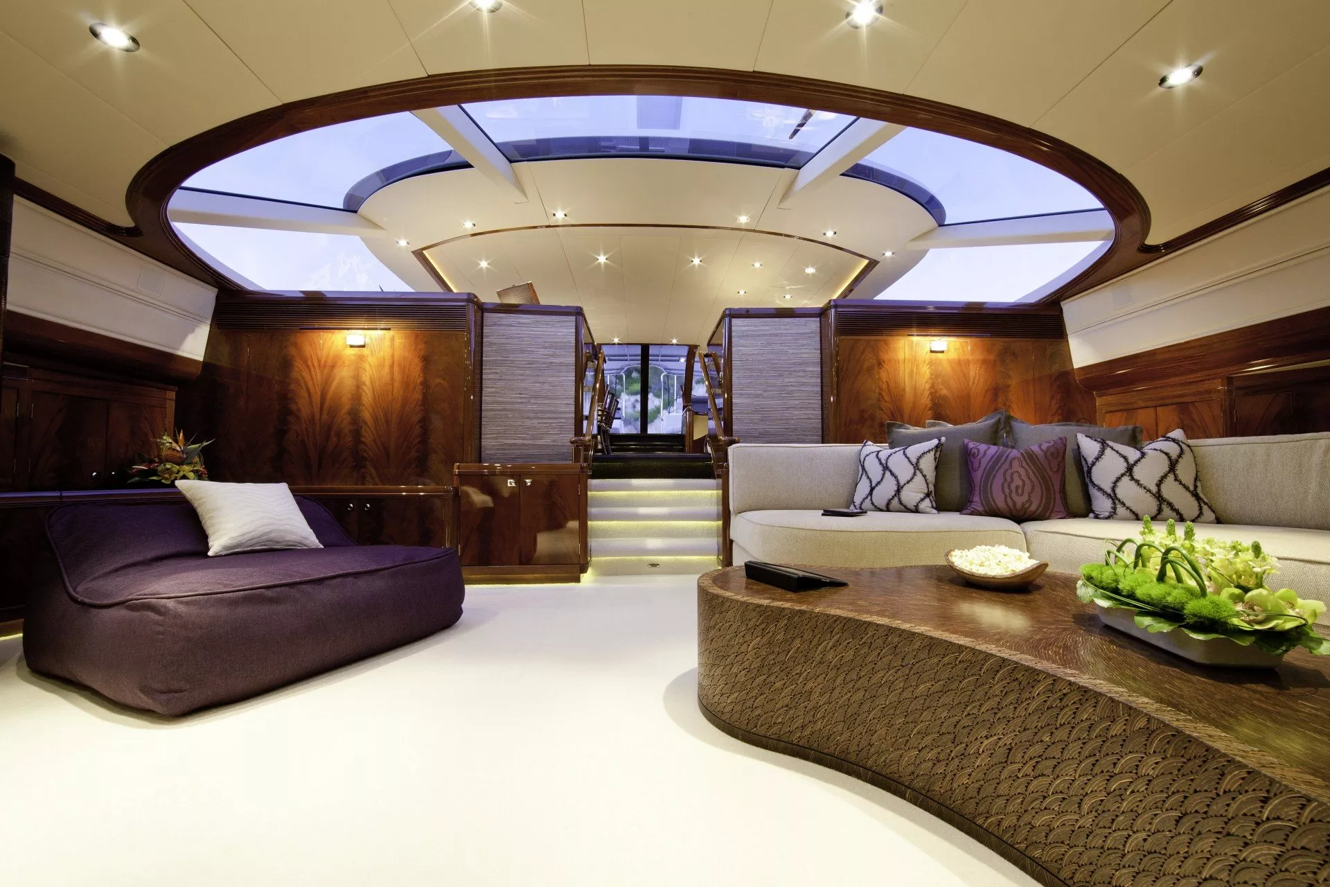 https://dev-api.arconyachts.com/storage/media/31048/conversions/289_0104662185-optimize.webp