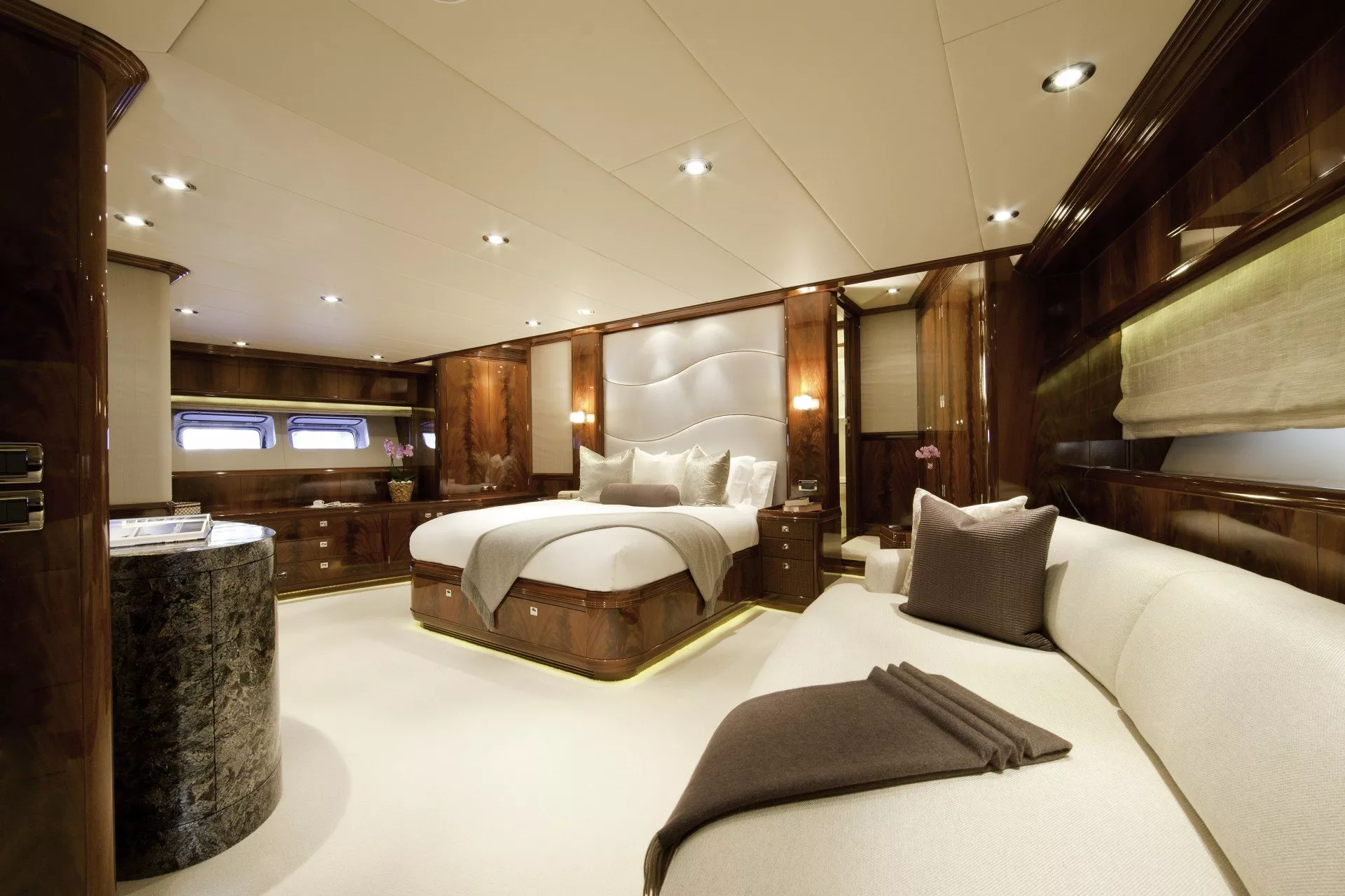 https://dev-api.arconyachts.com/storage/media/31049/conversions/289_8594376263-optimize.webp