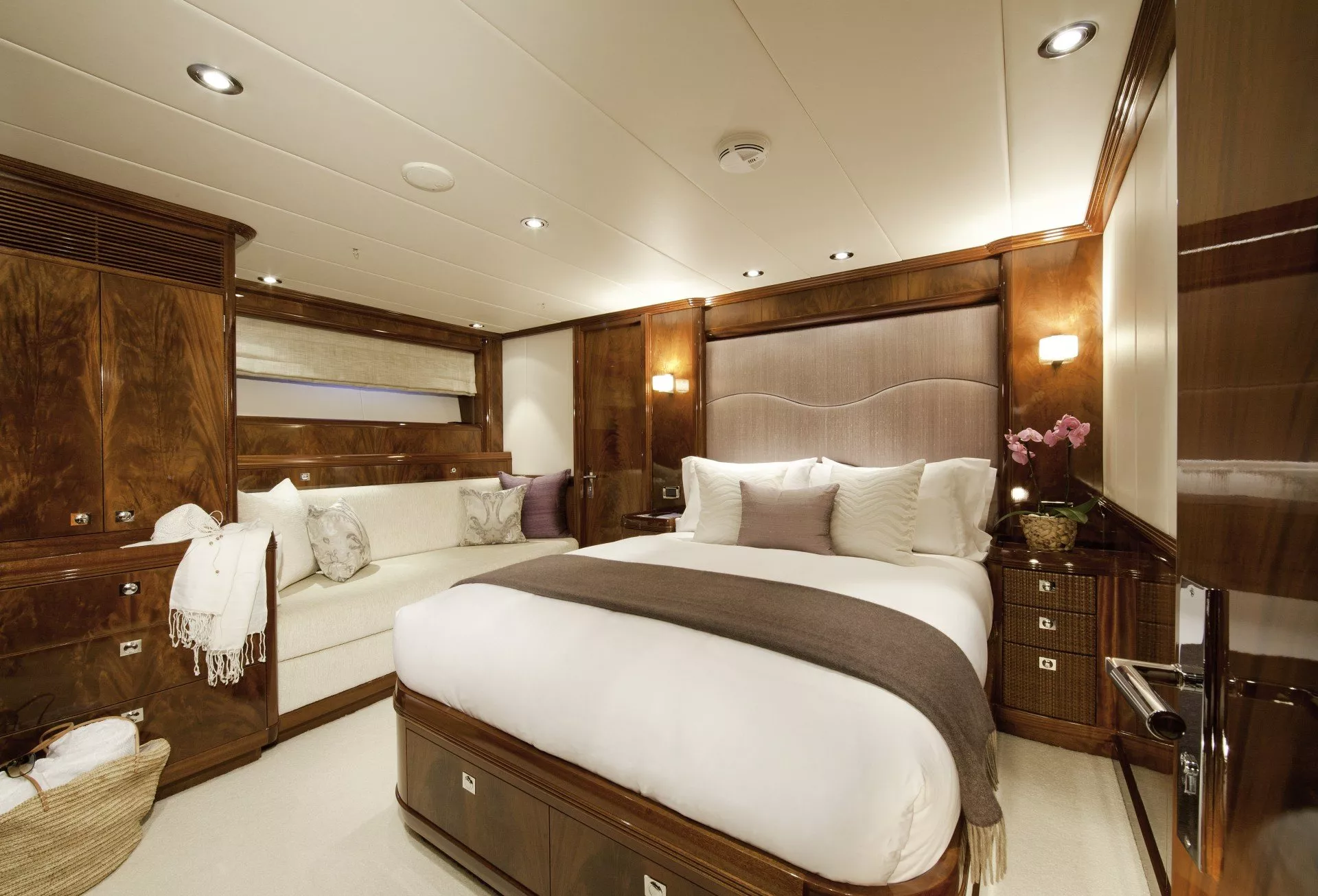 https://dev-api.arconyachts.com/storage/media/31050/conversions/289_5788051780-optimize.webp