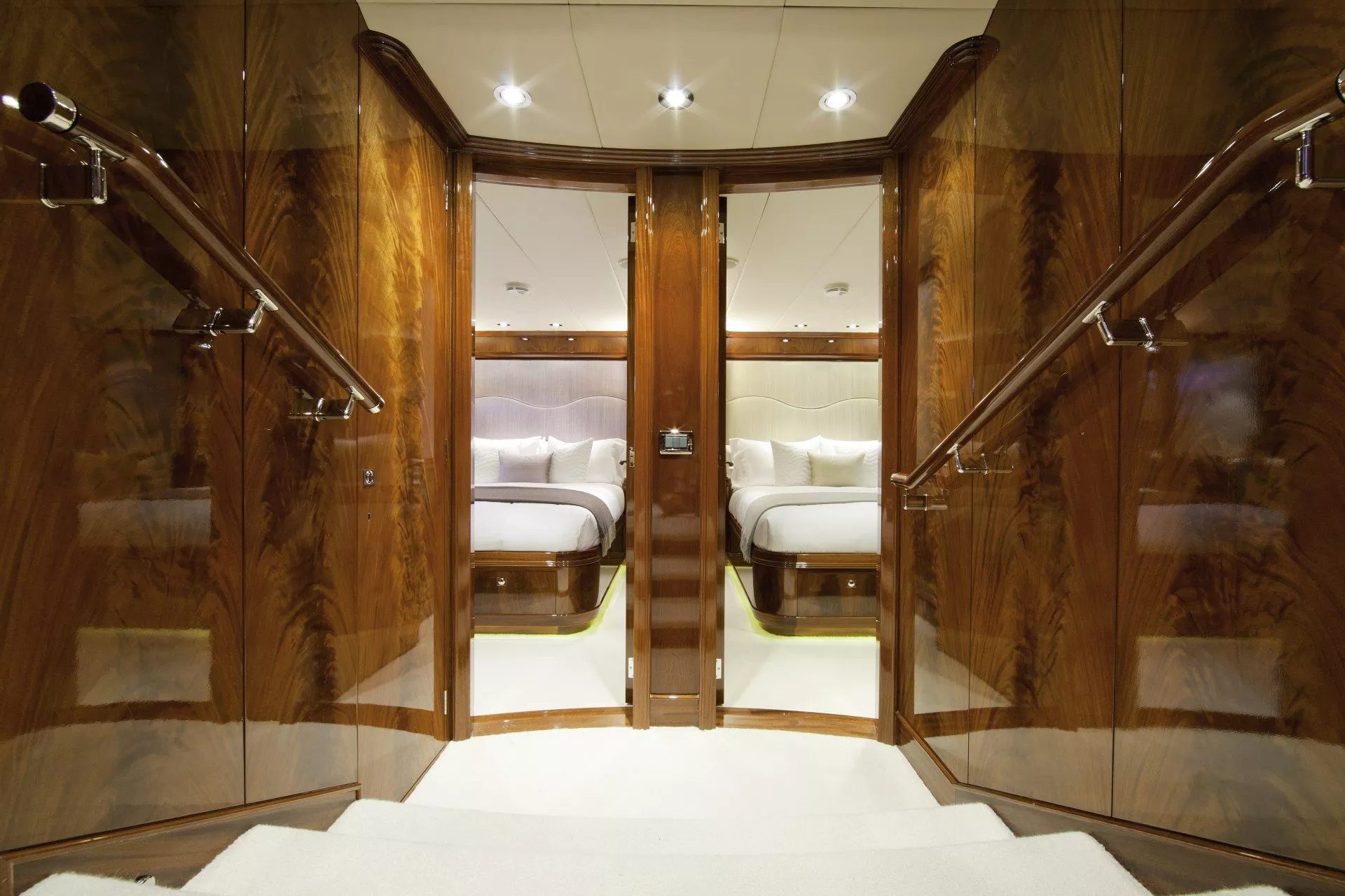 https://dev-api.arconyachts.com/storage/media/31051/conversions/289_6402001587-optimize.webp