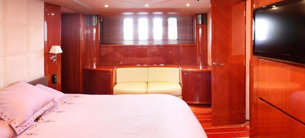 https://dev-api.arconyachts.com/storage/media/31070/conversions/286_2552590164-optimize.webp