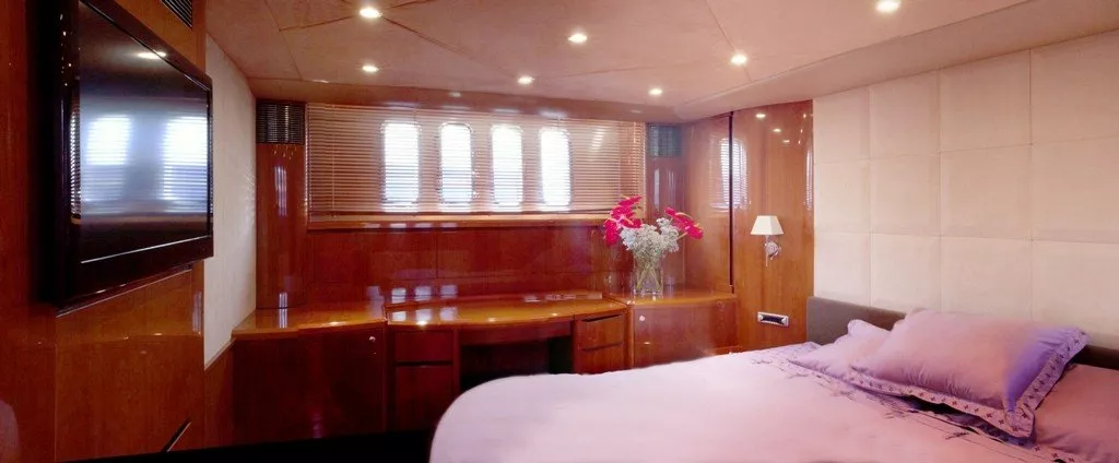https://dev-api.arconyachts.com/storage/media/31071/conversions/286_4040404970-optimize.webp