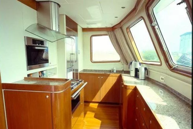 https://dev-api.arconyachts.com/storage/media/31184/conversions/276_0512998476-optimize.webp
