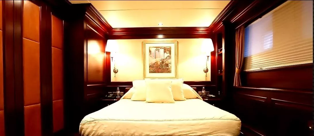 https://dev-api.arconyachts.com/storage/media/31203/conversions/275_9038346300-optimize.webp