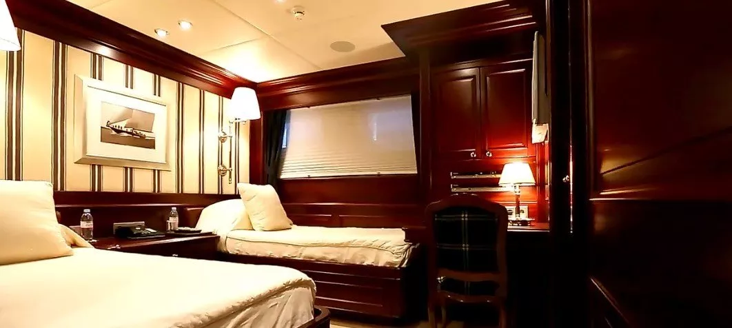 https://dev-api.arconyachts.com/storage/media/31205/conversions/275_5430556148-optimize.webp
