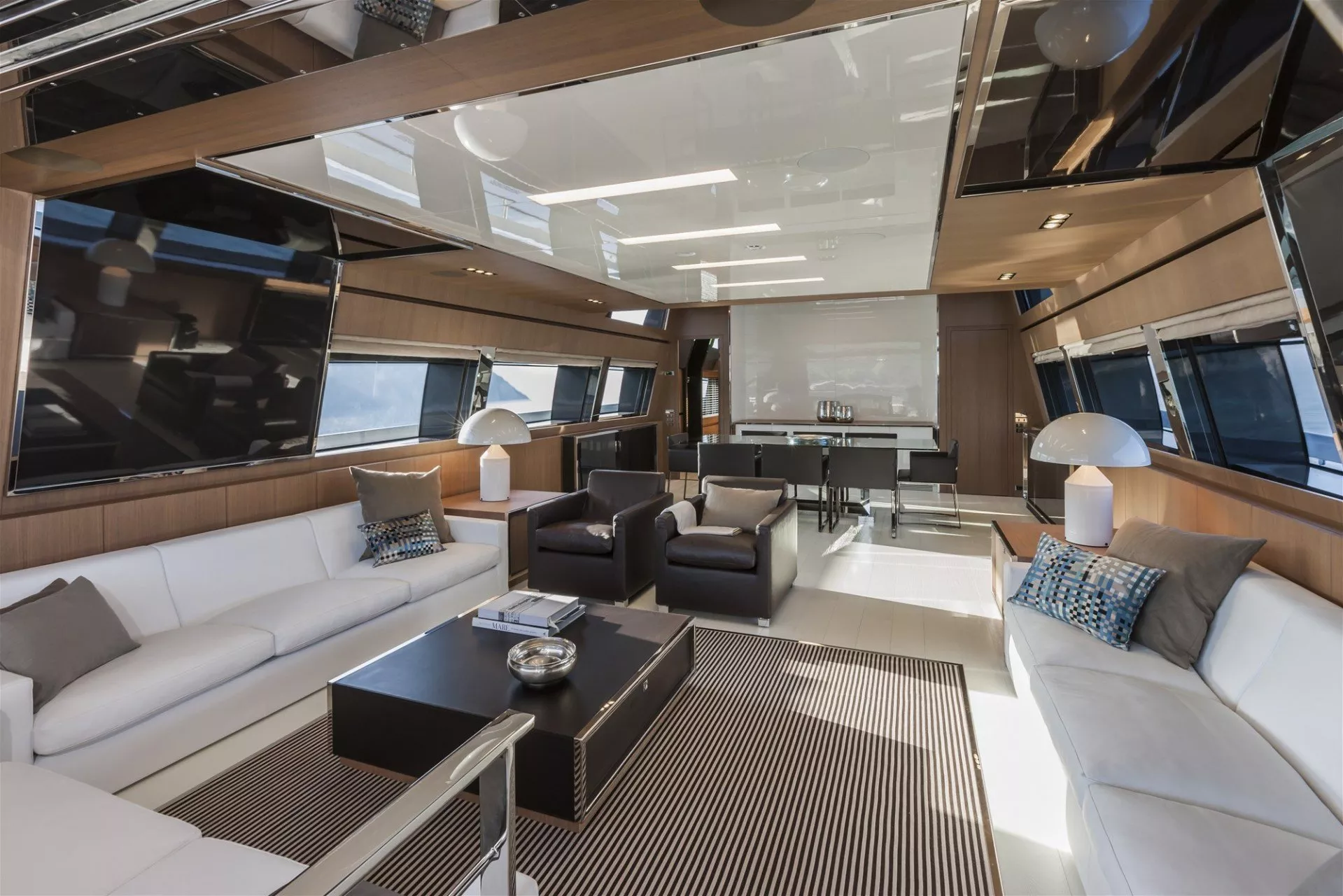 https://dev-api.arconyachts.com/storage/media/31420/conversions/260_0462149469-optimize.webp
