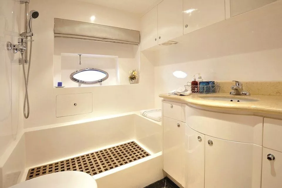 https://dev-api.arconyachts.com/storage/media/31538/conversions/253_2529895461-optimize.webp