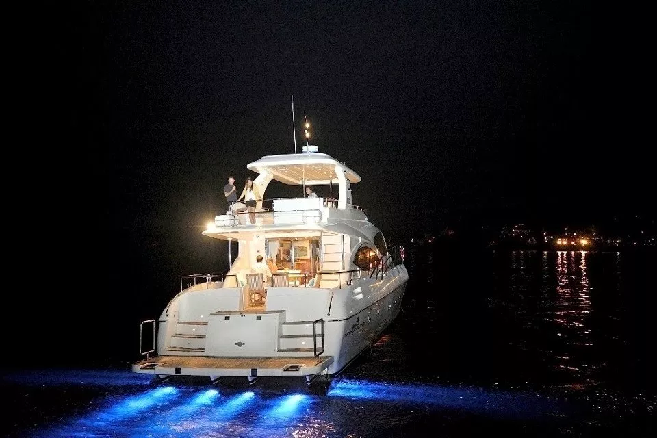 https://dev-api.arconyachts.com/storage/media/31539/conversions/253_1040593219-optimize.webp