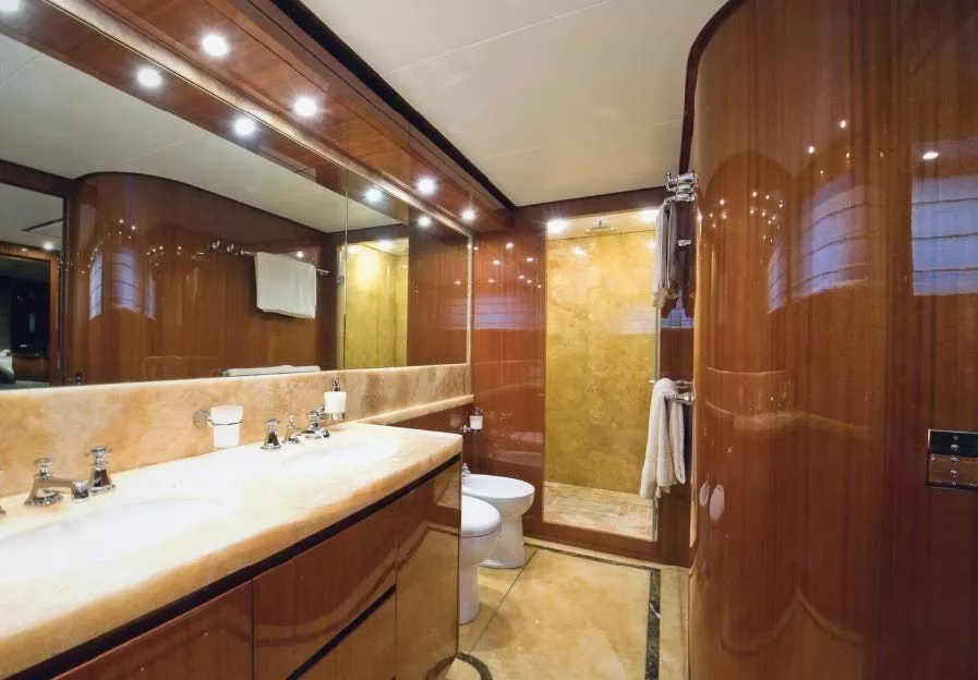 https://dev-api.arconyachts.com/storage/media/31546/conversions/251_3990374167-optimize.webp