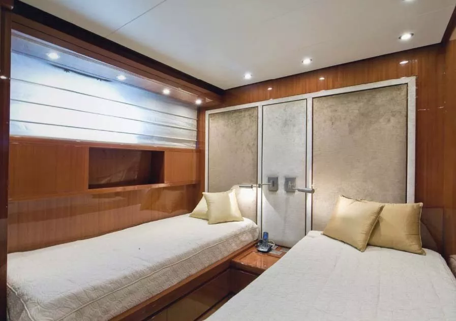 https://dev-api.arconyachts.com/storage/media/31549/conversions/251_0709674549-optimize.webp