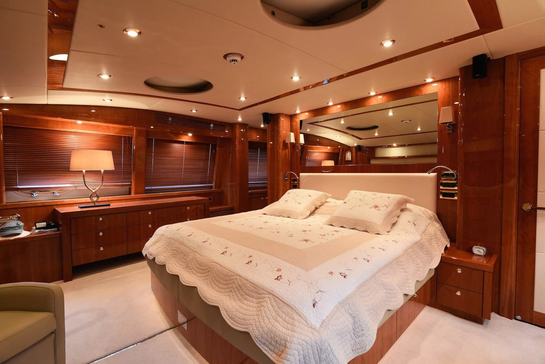 https://dev-api.arconyachts.com/storage/media/31658/conversions/243_7310703308-optimize.webp