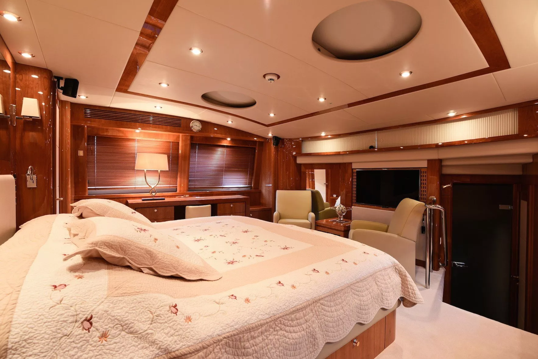 https://dev-api.arconyachts.com/storage/media/31663/conversions/243_7225080395-optimize.webp