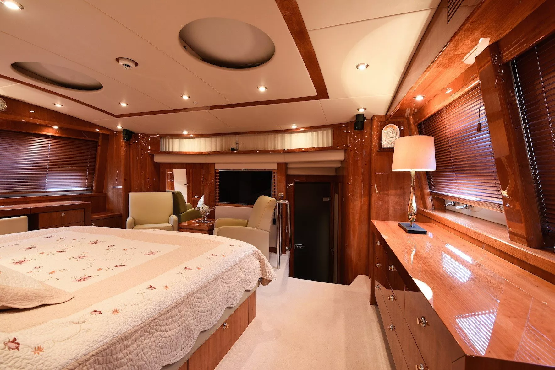 https://dev-api.arconyachts.com/storage/media/31664/conversions/243_0498590650-optimize.webp