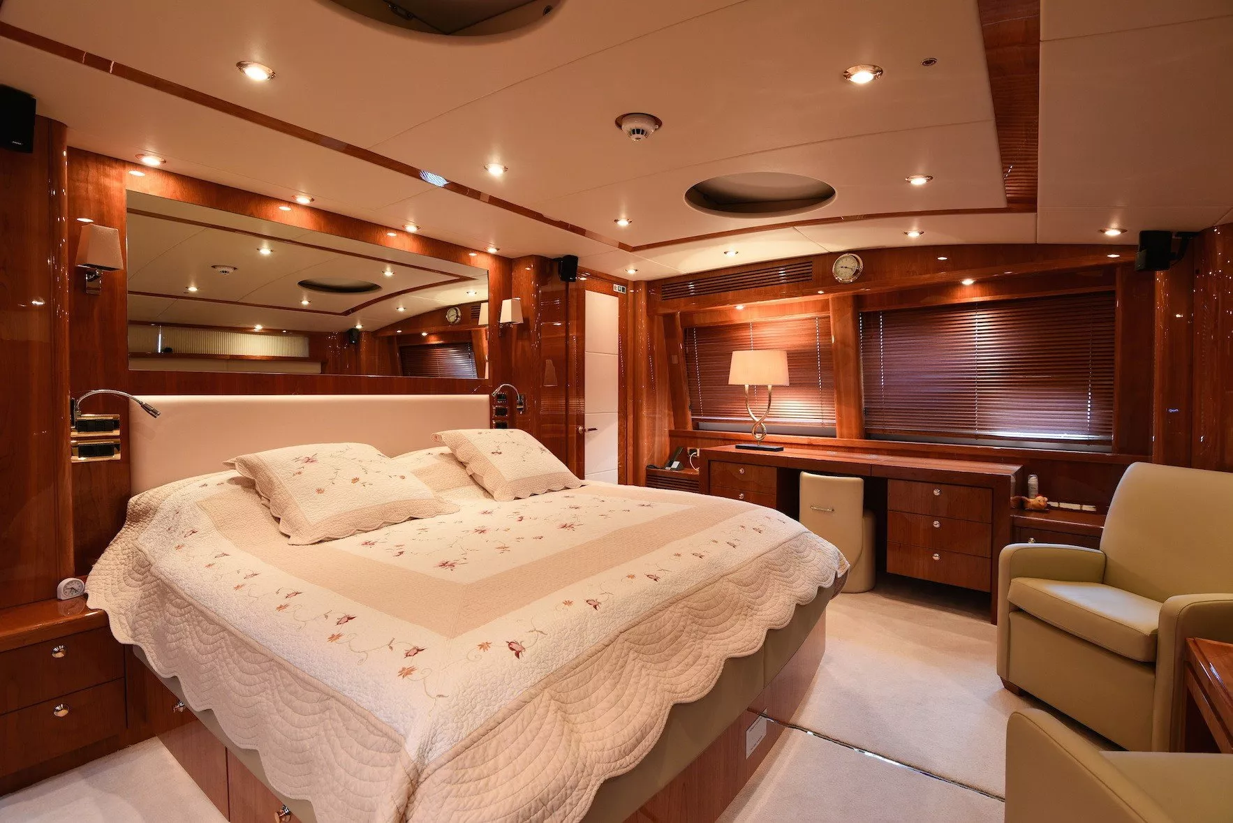 https://dev-api.arconyachts.com/storage/media/31665/conversions/243_0297783247-optimize.webp