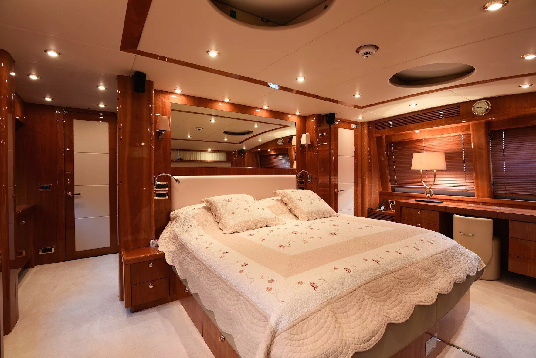 https://dev-api.arconyachts.com/storage/media/31666/conversions/243_0501031599-optimize.webp