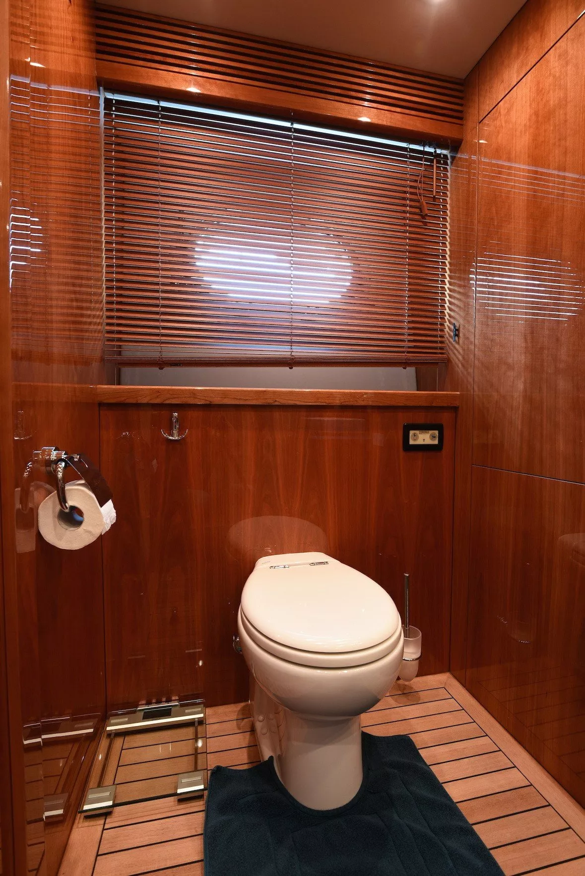 https://dev-api.arconyachts.com/storage/media/31671/conversions/243_9155153846-optimize.webp