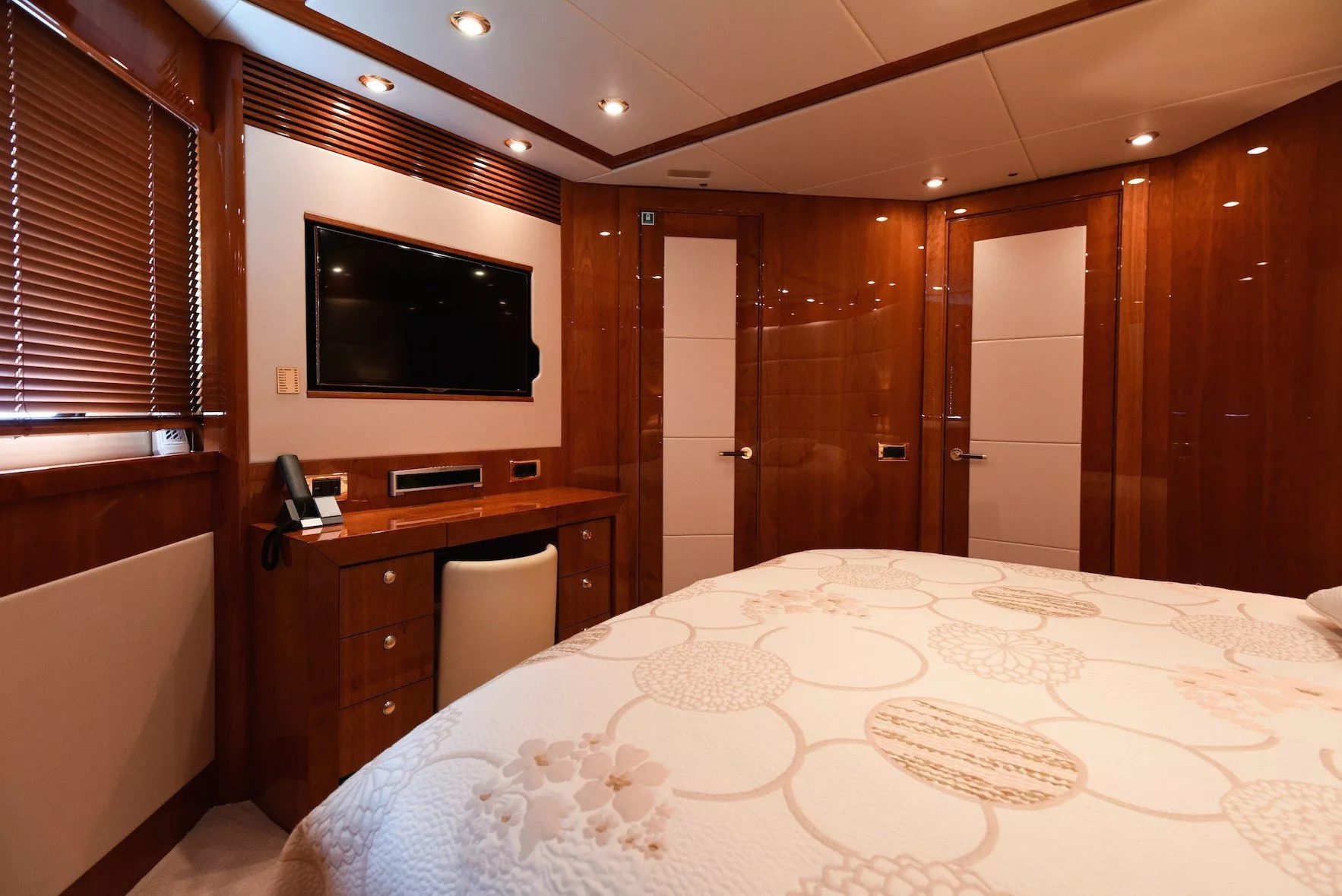 https://dev-api.arconyachts.com/storage/media/31681/conversions/243_8425042548-optimize.webp