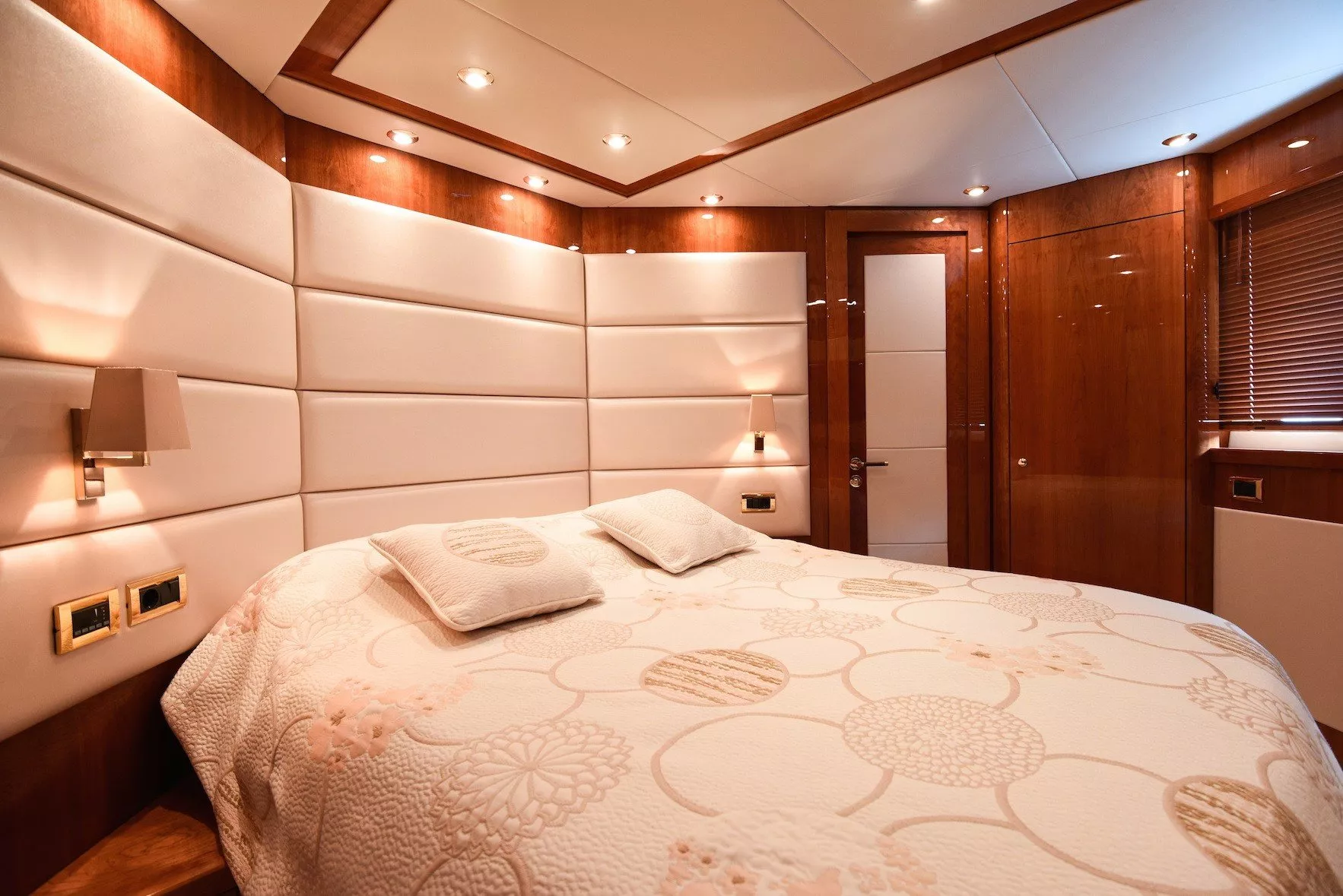 https://dev-api.arconyachts.com/storage/media/31682/conversions/243_4501022981-optimize.webp