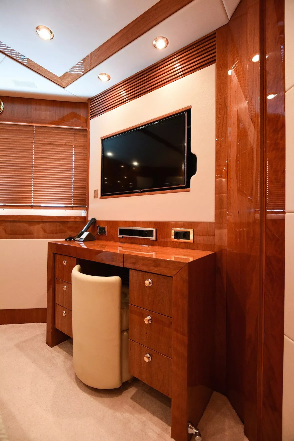https://dev-api.arconyachts.com/storage/media/31683/conversions/243_3261303963-optimize.webp