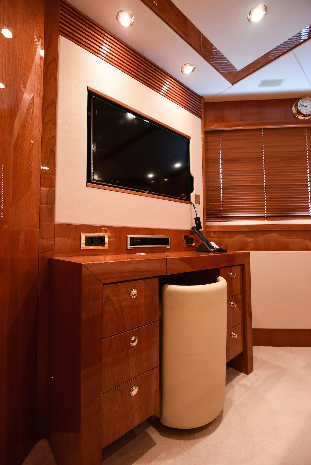 https://dev-api.arconyachts.com/storage/media/31684/conversions/243_6942340516-optimize.webp