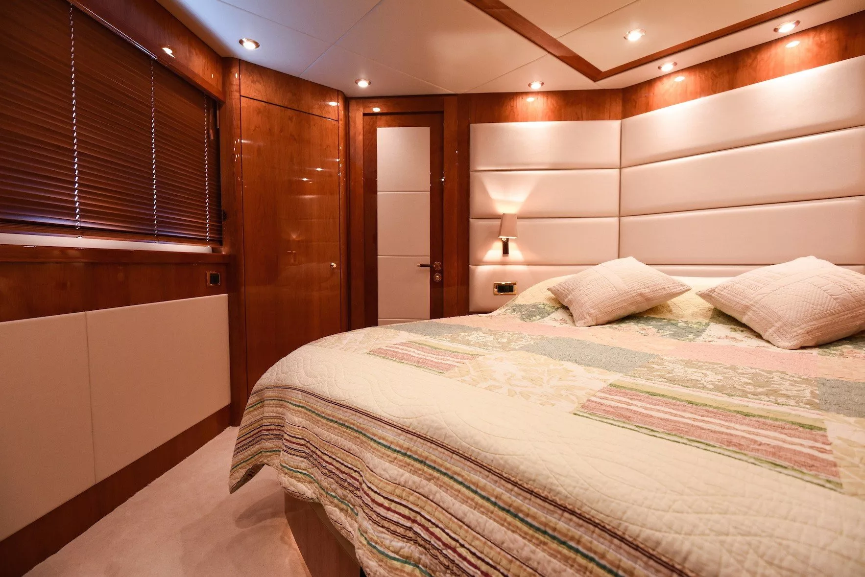 https://dev-api.arconyachts.com/storage/media/31685/conversions/243_6562468360-optimize.webp