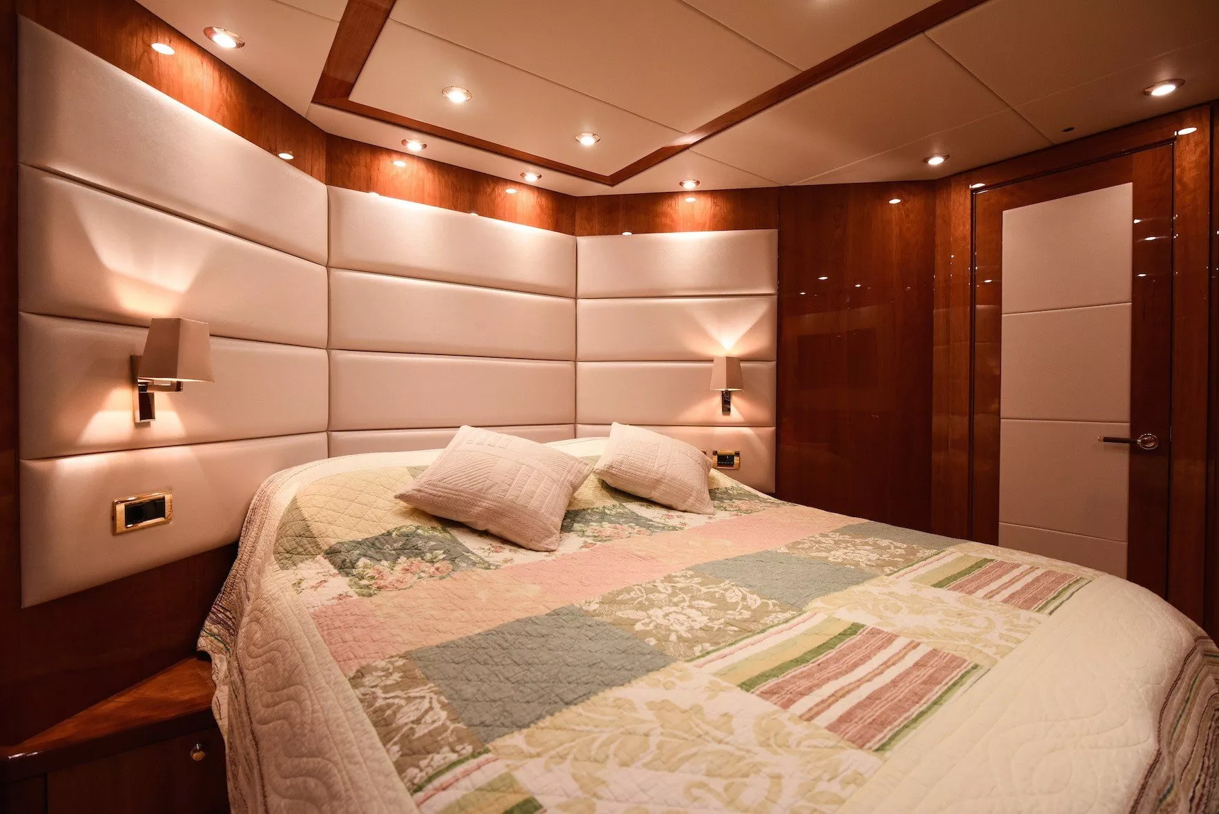 https://dev-api.arconyachts.com/storage/media/31686/conversions/243_8875172530-optimize.webp