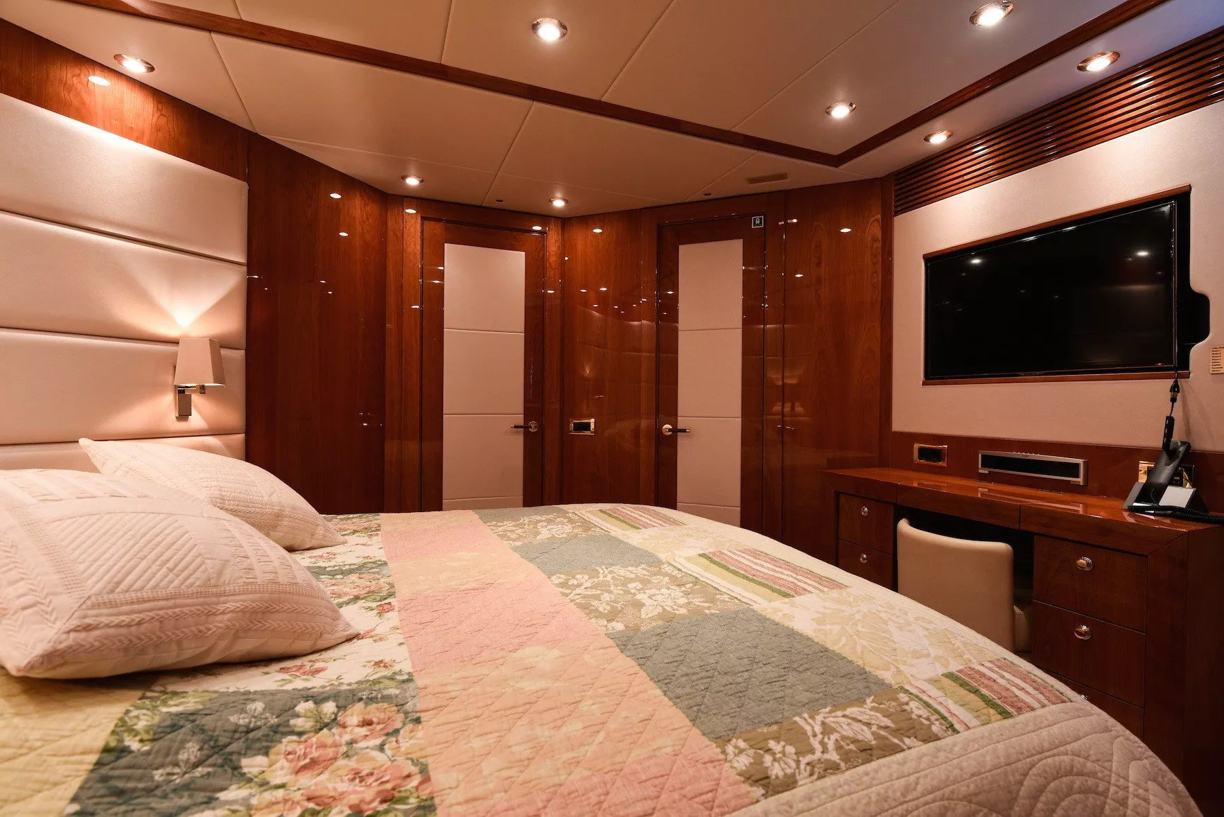 https://dev-api.arconyachts.com/storage/media/31688/conversions/243_6859540492-optimize.webp