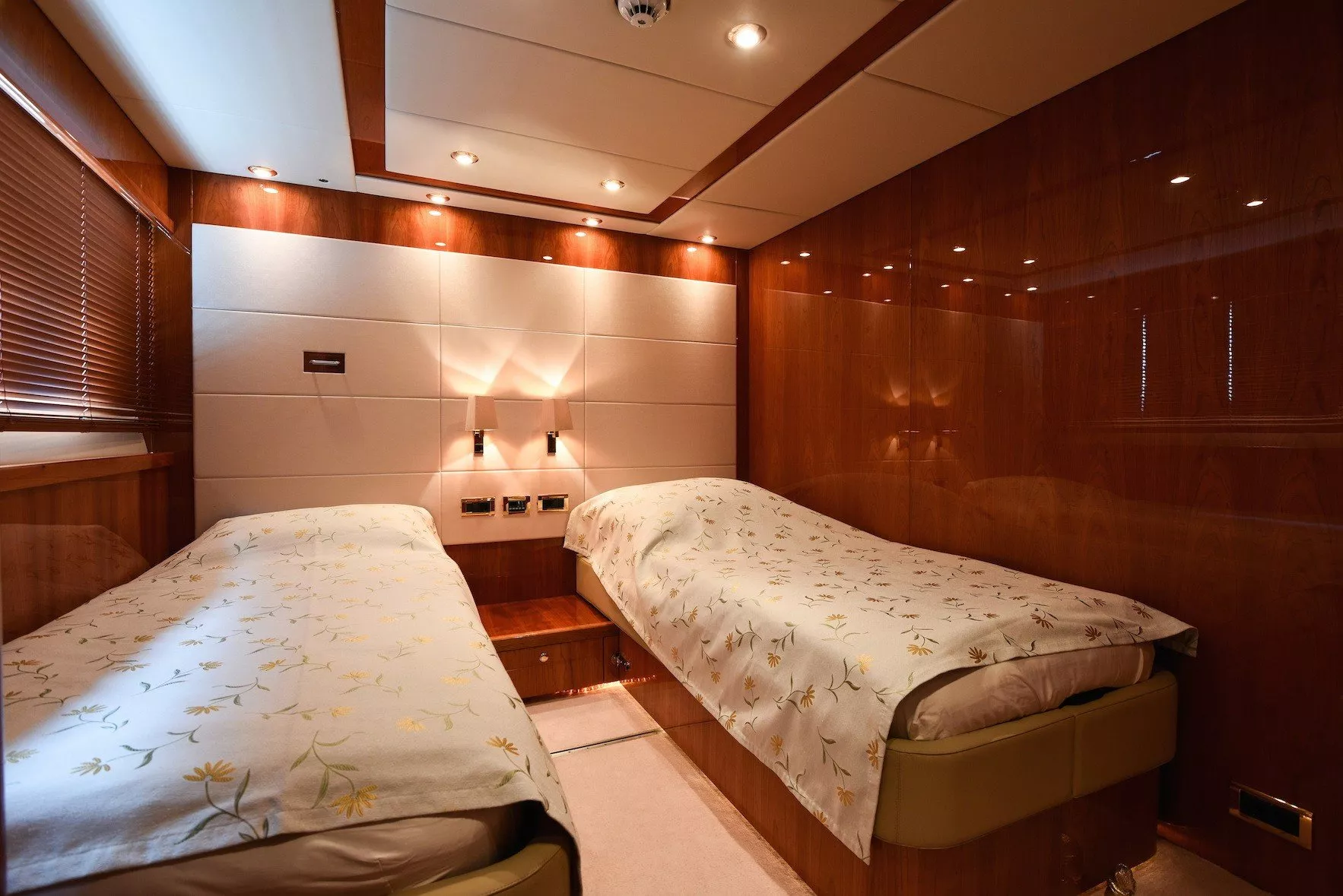 https://dev-api.arconyachts.com/storage/media/31689/conversions/243_4036858763-optimize.webp