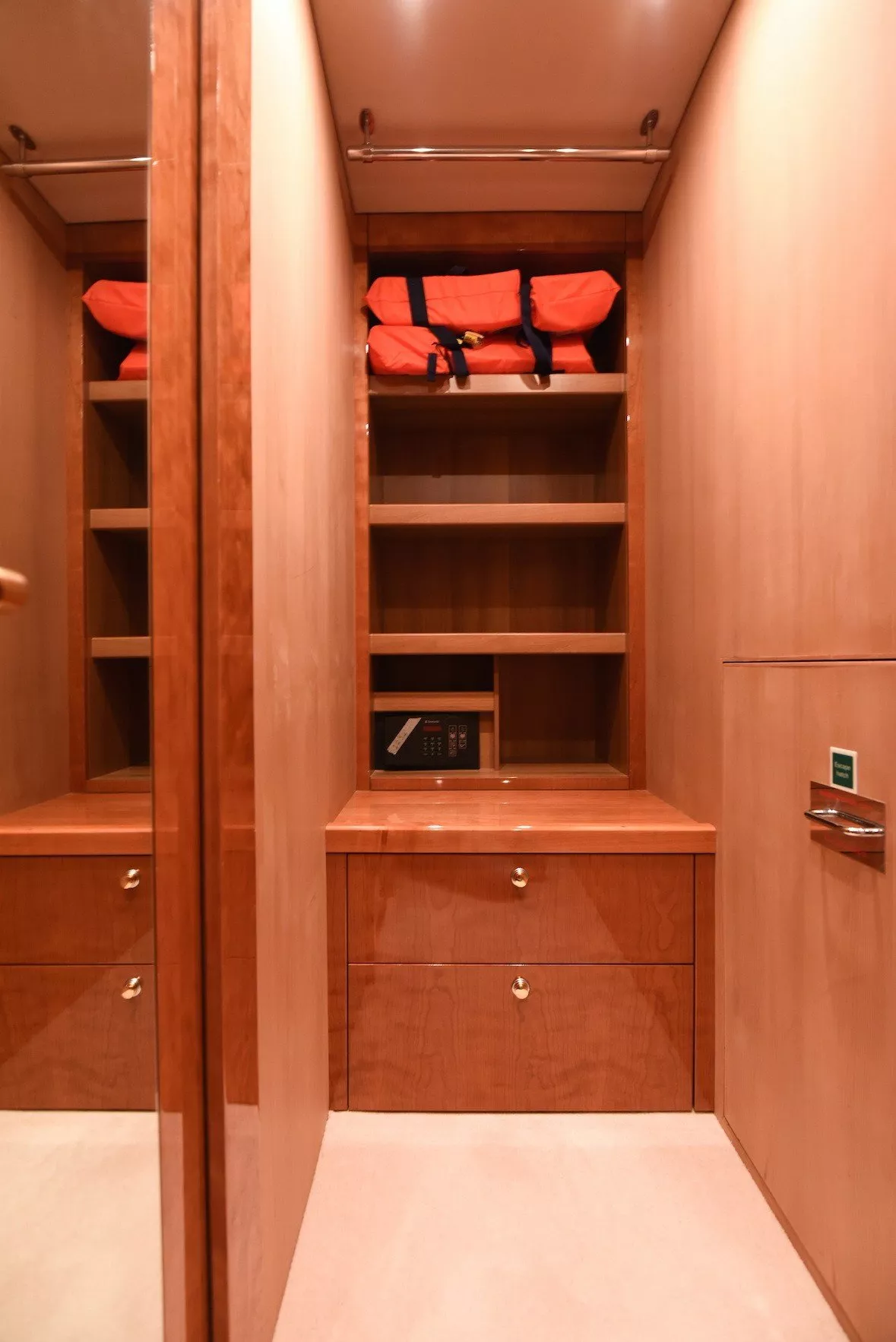 https://dev-api.arconyachts.com/storage/media/31690/conversions/243_0880875422-optimize.webp