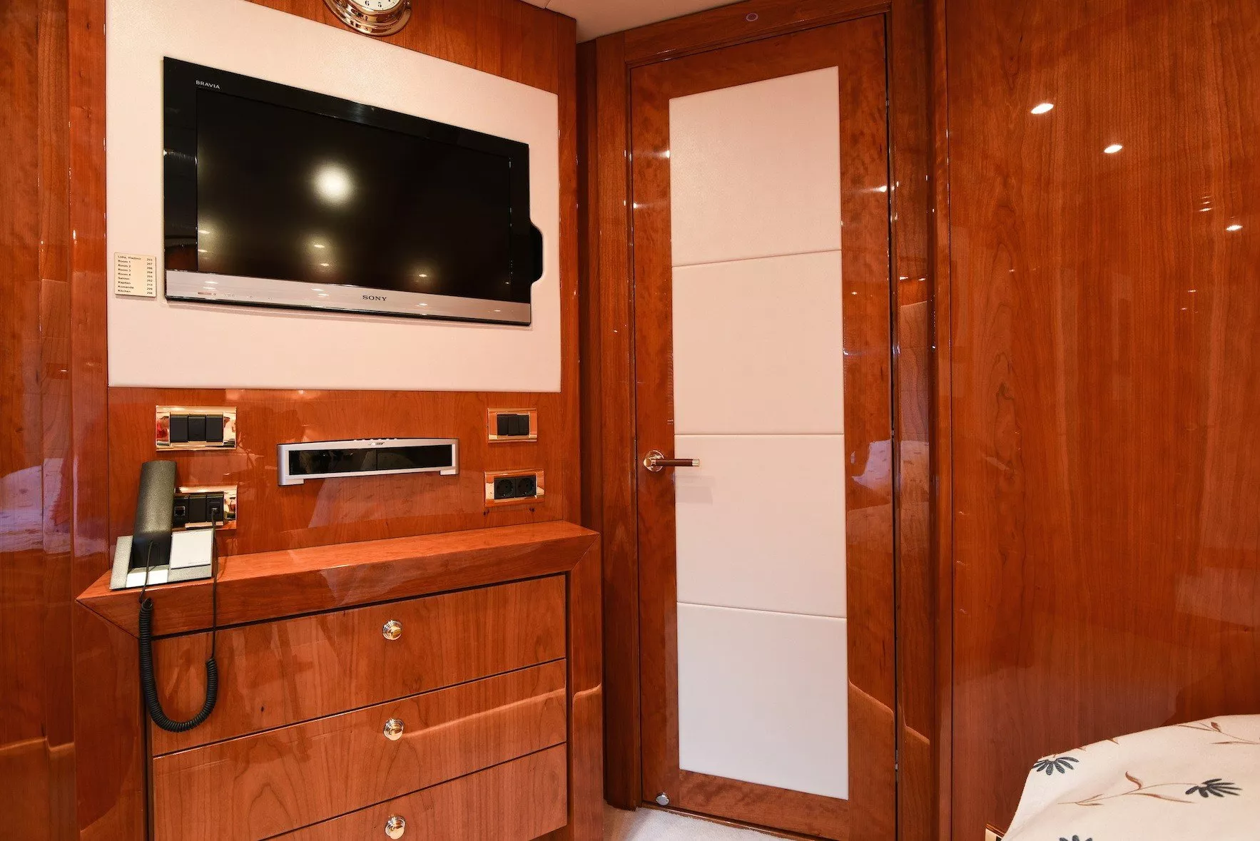 https://dev-api.arconyachts.com/storage/media/31695/conversions/243_9842578050-optimize.webp