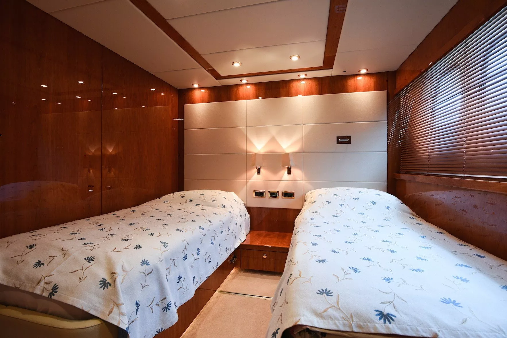 https://dev-api.arconyachts.com/storage/media/31696/conversions/243_4871838923-optimize.webp