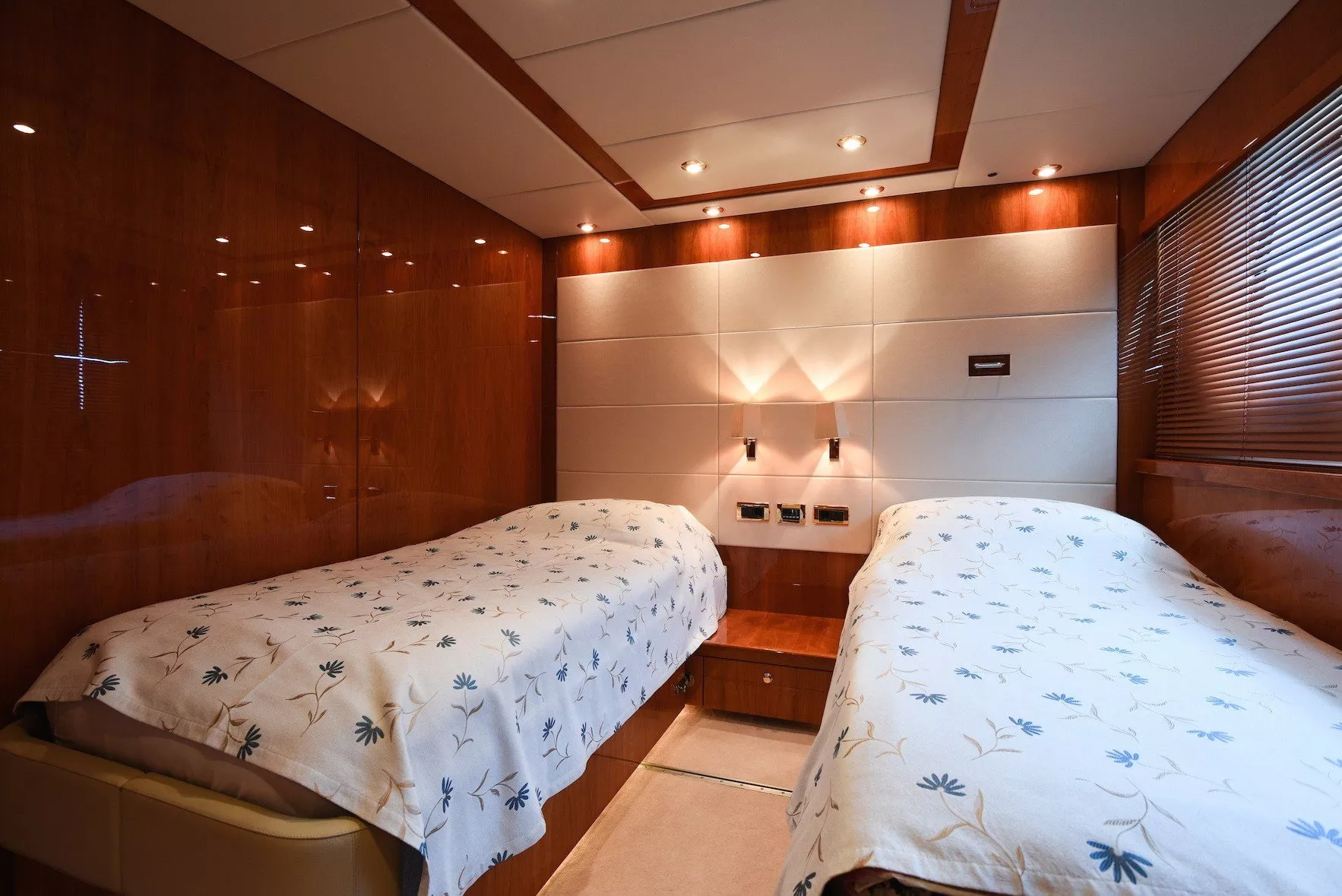 https://dev-api.arconyachts.com/storage/media/31697/conversions/243_3024332812-optimize.webp