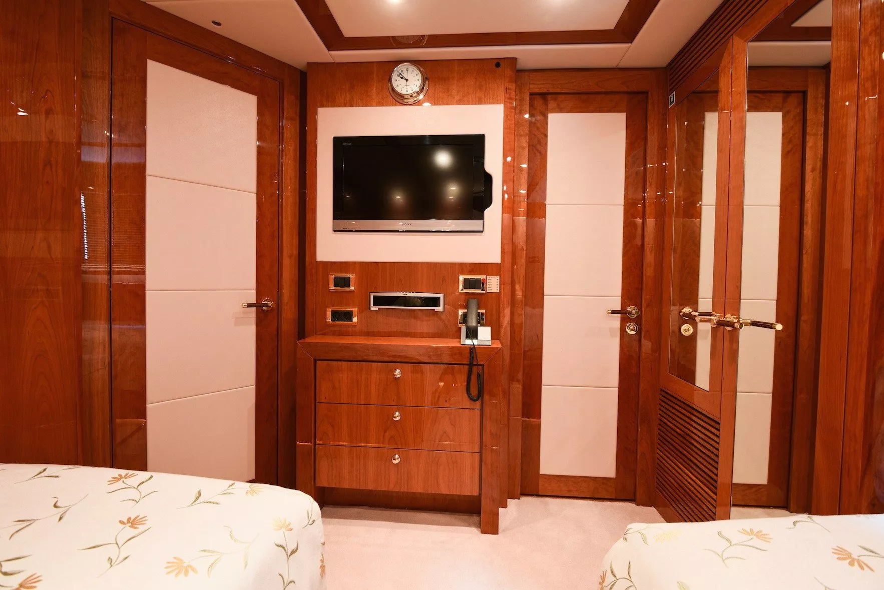 https://dev-api.arconyachts.com/storage/media/31699/conversions/243_7390385149-optimize.webp