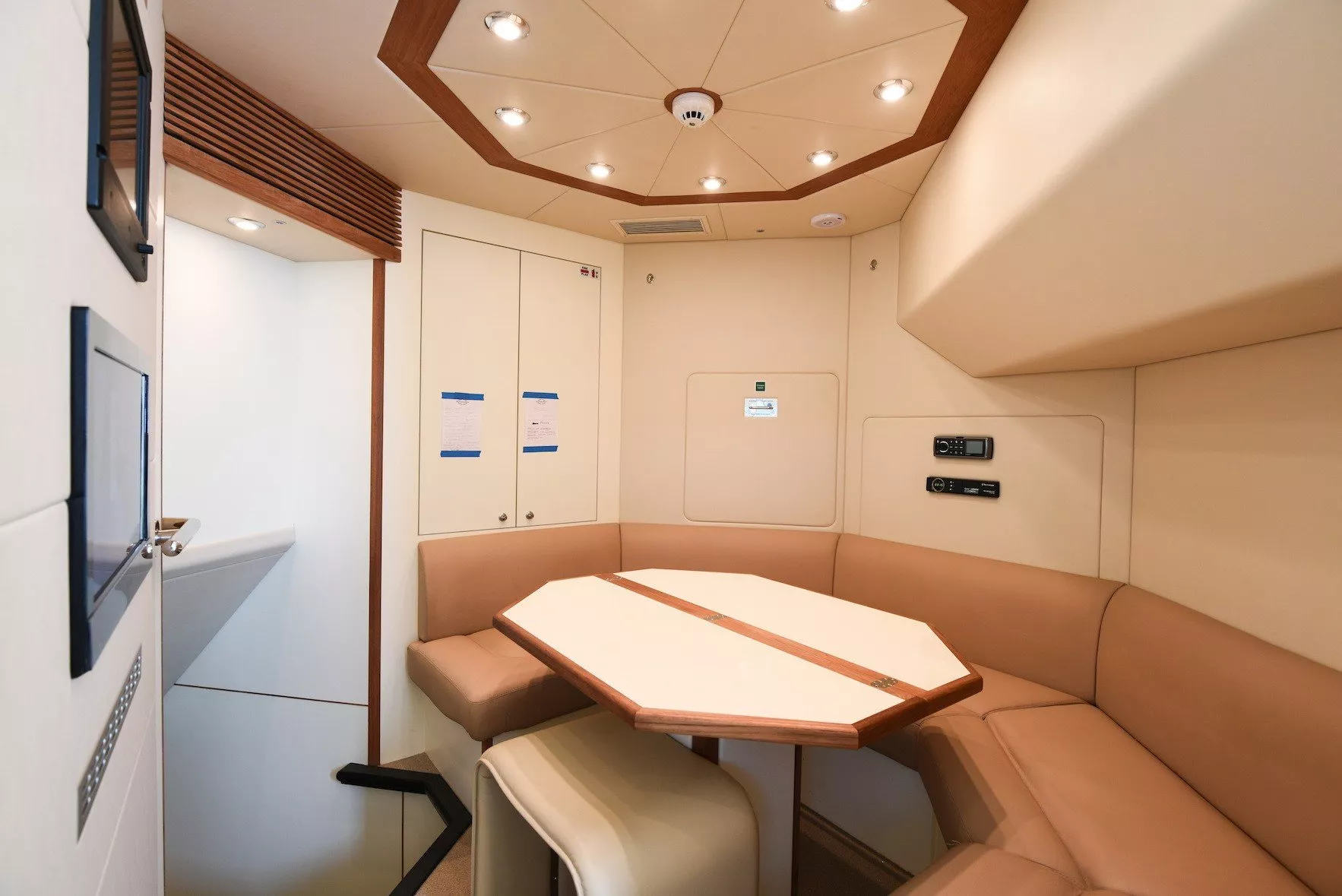https://dev-api.arconyachts.com/storage/media/31700/conversions/243_1374512589-optimize.webp